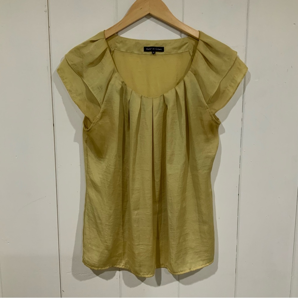 Violet & Claire Sleeveless Blouse - Ruffled Shoulder Pleated Scoop Neck - Gold M